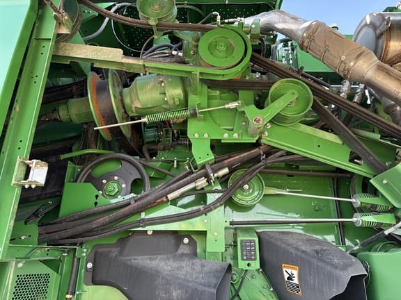 Image of John Deere S7 700 equipment image 4