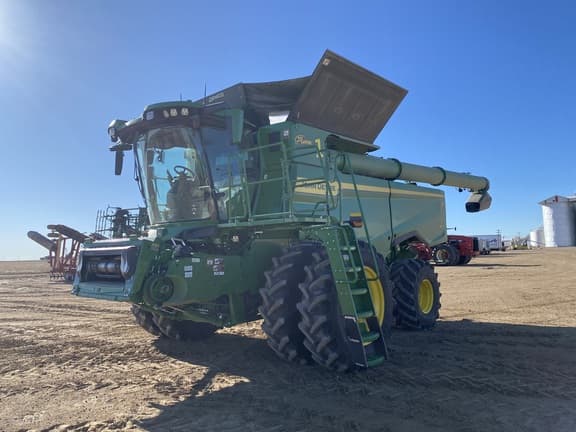 Image of John Deere S7 700 equipment image 1