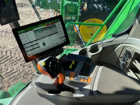 Image of John Deere S7 700 equipment image 4