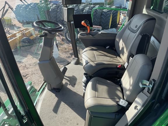 Image of John Deere S7 700 equipment image 4