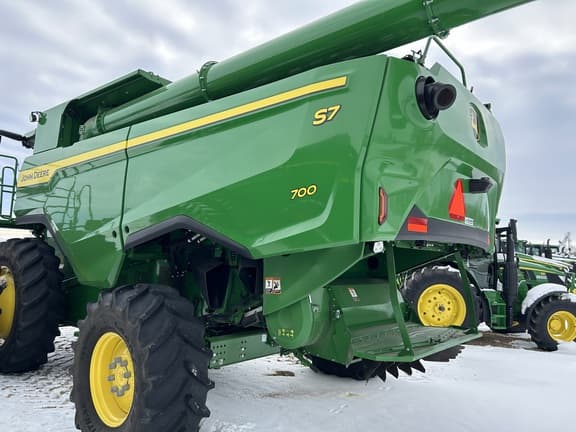 Image of John Deere S7 700 equipment image 2