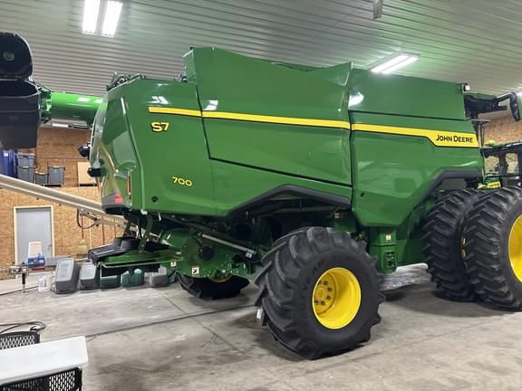 Image of John Deere S7 700 equipment image 2