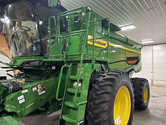 2025 John Deere S7 700 Equipment Image0