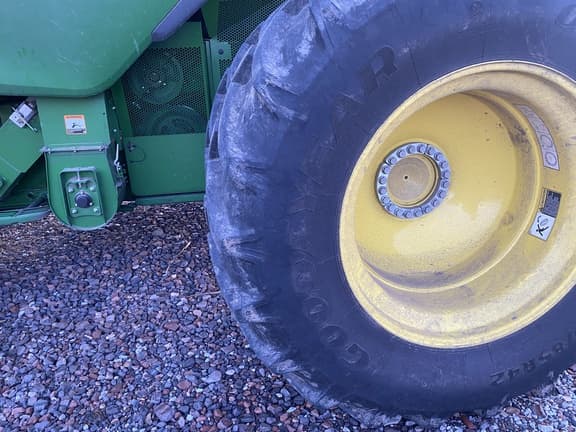 Image of John Deere S7 700 equipment image 4