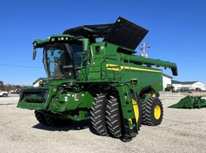2025 John Deere S7 700 Image