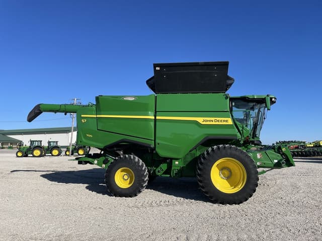 Image of John Deere S7 700 equipment image 4