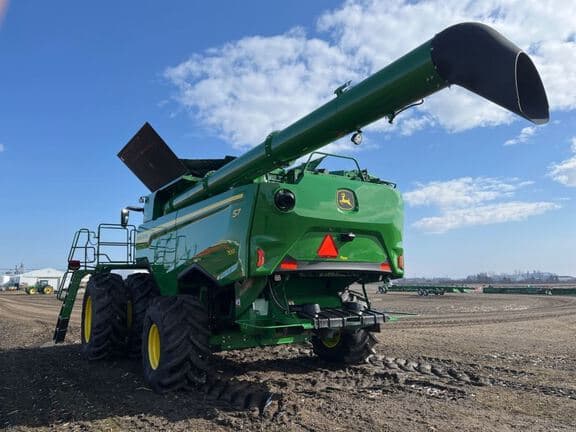 Image of John Deere S7 700 equipment image 2