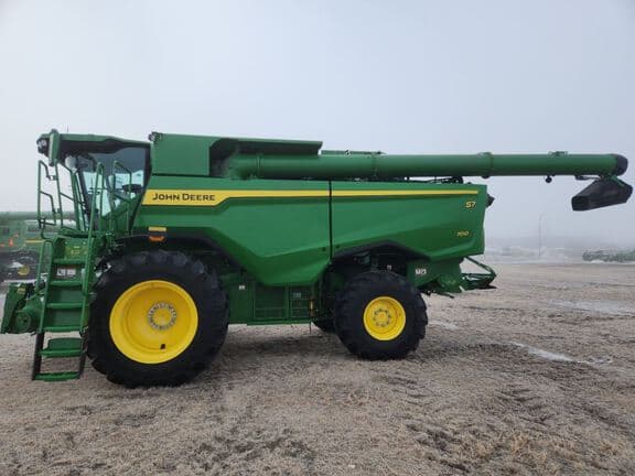 Image of John Deere S7 700 equipment image 2