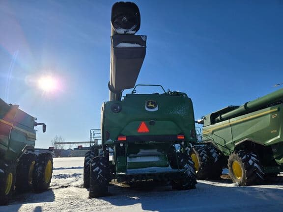 Image of John Deere S7 700 equipment image 2