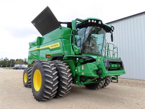 Image of John Deere S7 700 equipment image 1
