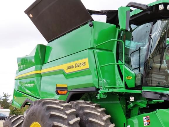 Image of John Deere S7 700 equipment image 2