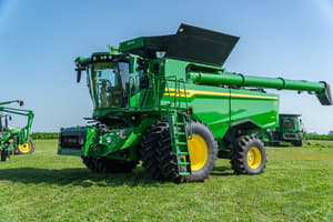 2025 John Deere S7 700 Image