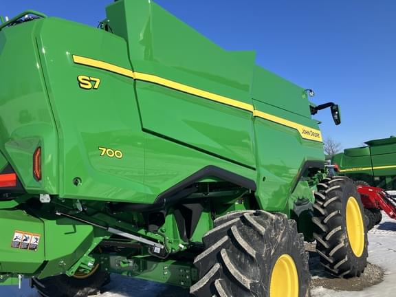 Image of John Deere S7 700 equipment image 3