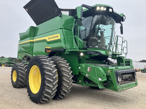 Image of John Deere S7 700 equipment image 2