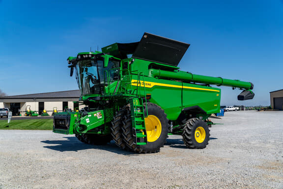 Image of John Deere S7 700 equipment image 1