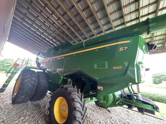 Image of John Deere S7 700 equipment image 1