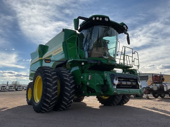 Image of John Deere S7 700 equipment image 1