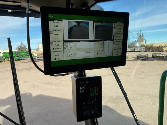 Image of John Deere S7 700 equipment image 4