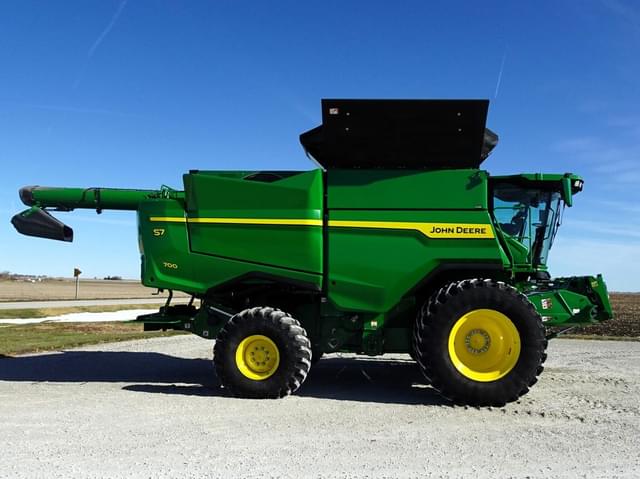 Image of John Deere S7 700 equipment image 3