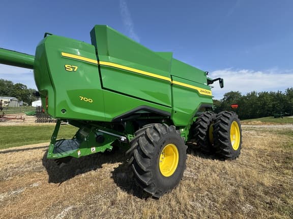 Image of John Deere S7 700 equipment image 3