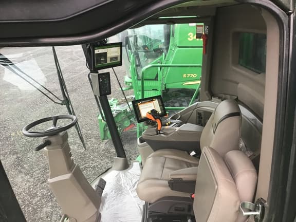 Image of John Deere S7 800 equipment image 3