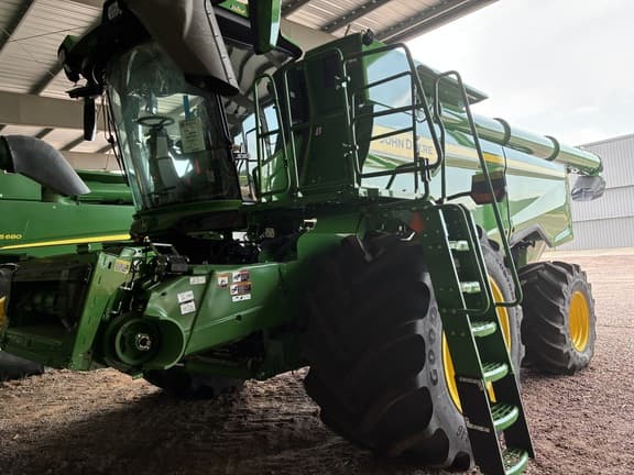 Image of John Deere S7 800 equipment image 1