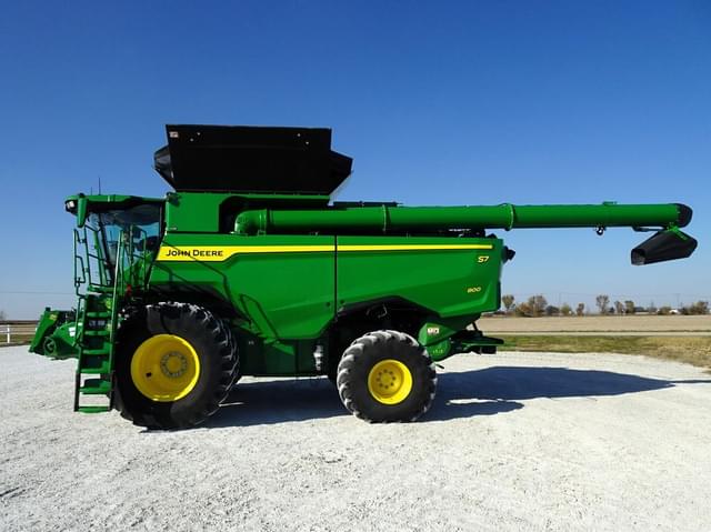 Image of John Deere S7 800 equipment image 2