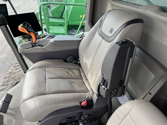 Image of John Deere S7 800 equipment image 3