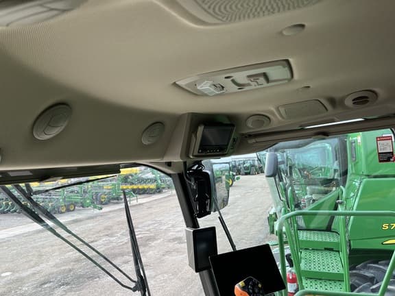 Image of John Deere S7 800 equipment image 1