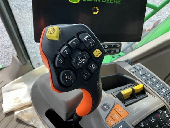 Image of John Deere S7 800 equipment image 4
