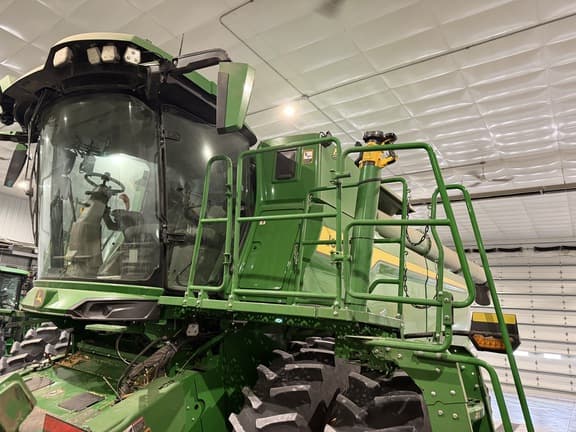 Image of John Deere S7 800 equipment image 1