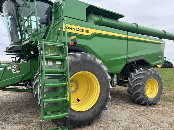 Image of John Deere S7 900 equipment image 1
