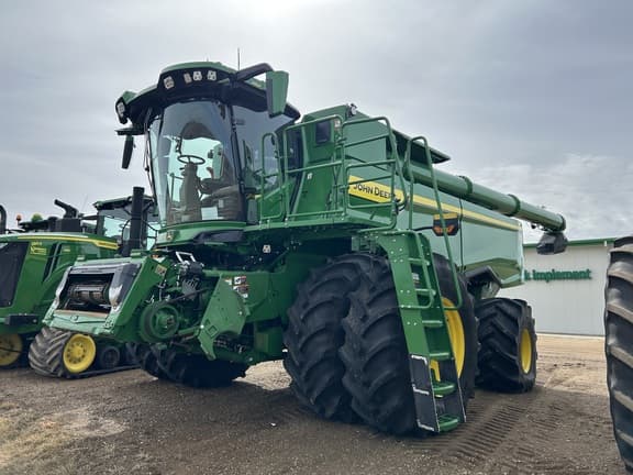 Image of John Deere S7 900 equipment image 1