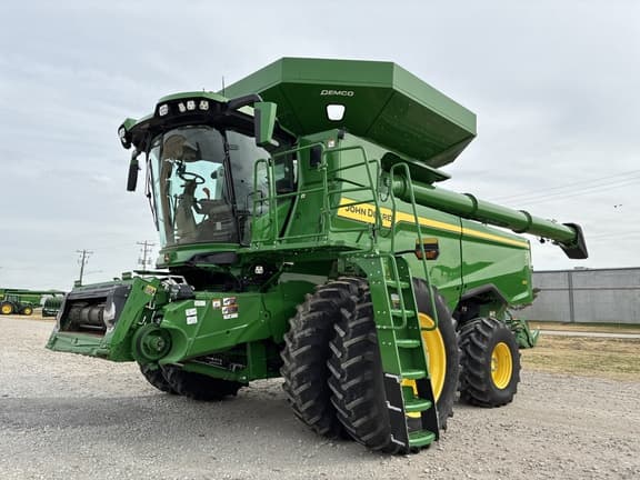 Image of John Deere S7 700 equipment image 1