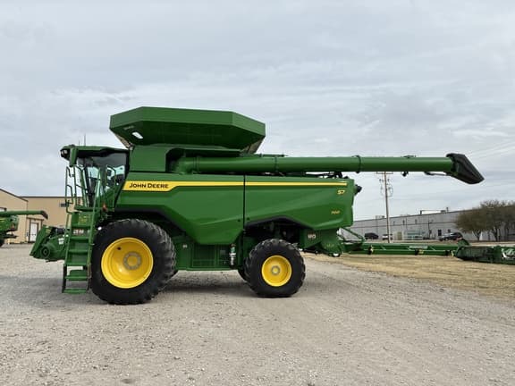 Image of John Deere S7 700 equipment image 2