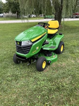 Image of John Deere X330 equipment image 1