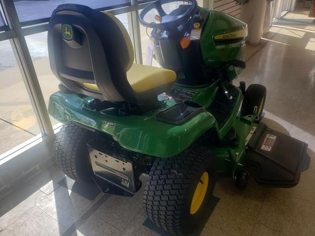 Image of John Deere X330 equipment image 3