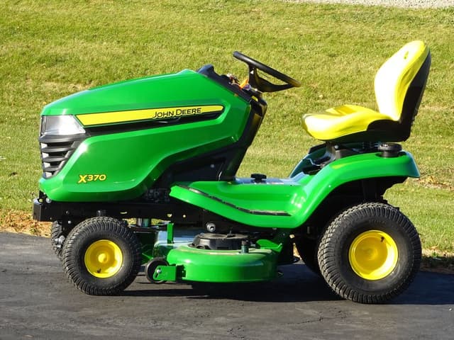 Image of John Deere X370 equipment image 2