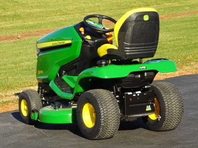 Image of John Deere X370 equipment image 4