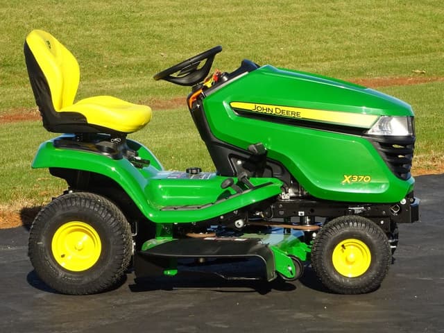 Image of John Deere X370 equipment image 3