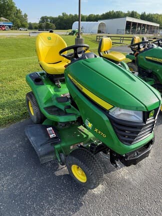 Image of John Deere X370 equipment image 3