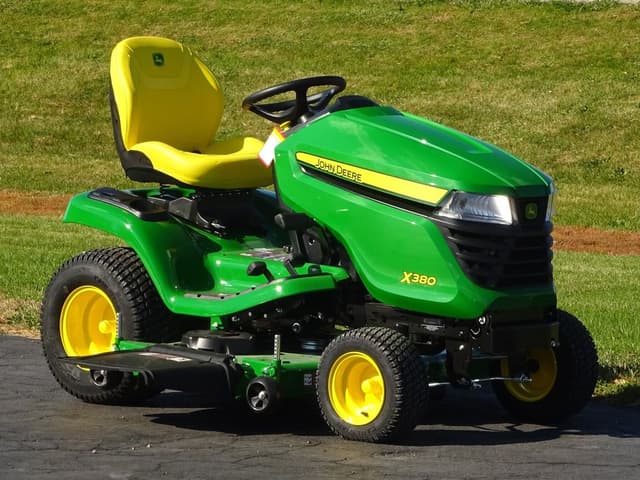 Image of John Deere X380 equipment image 1