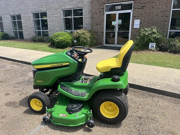 Image of John Deere X390 equipment image 1