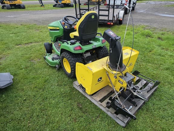 Image of John Deere X580 equipment image 4