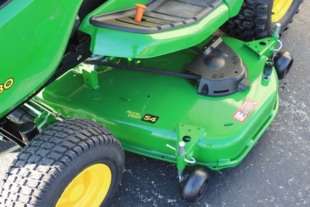 Image of John Deere X580 equipment image 4