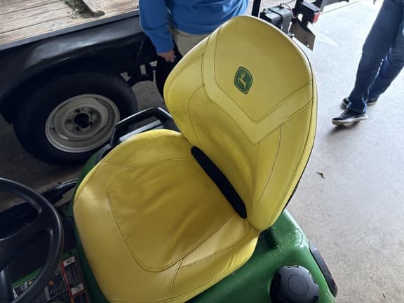 Image of John Deere X580 equipment image 4