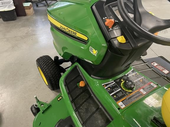 Image of John Deere X580 equipment image 4