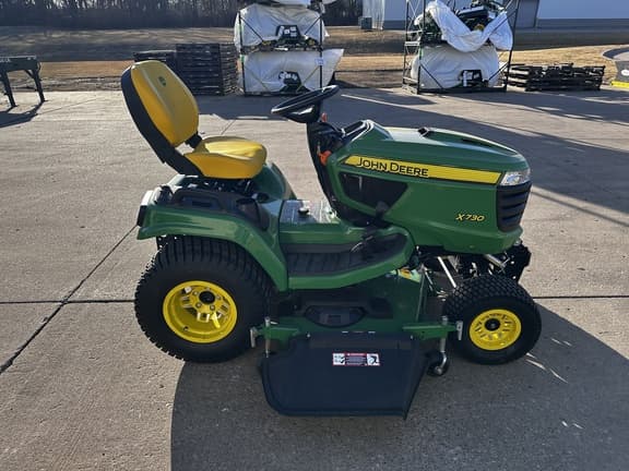 Image of John Deere X730 equipment image 3