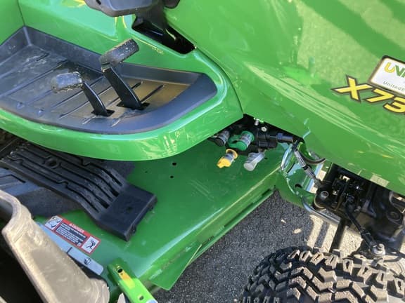 Image of John Deere X738 equipment image 2