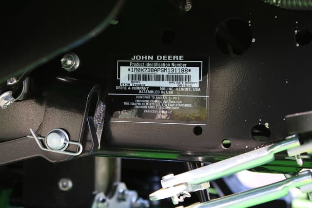 Image of John Deere X738 equipment image 4